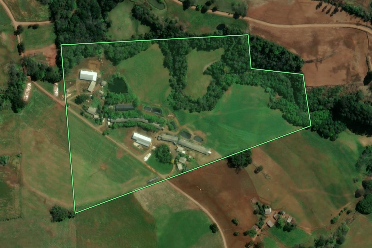 Imagem de satélite do imóvel rural em São Lourenço do Oeste (SC), com o contorno declarado no CAR desenhado por cima.