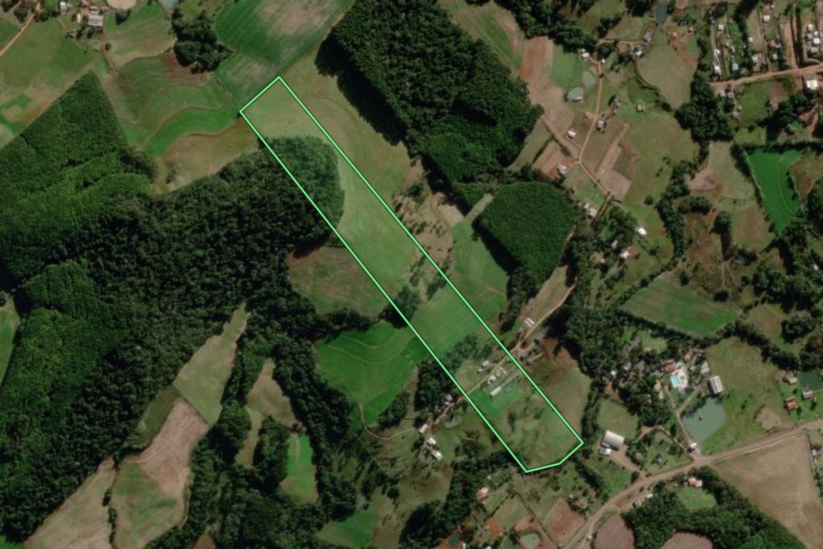 Imagem de satélite do imóvel rural em São Lourenço do Oeste (SC), com o contorno declarado no CAR desenhado por cima.