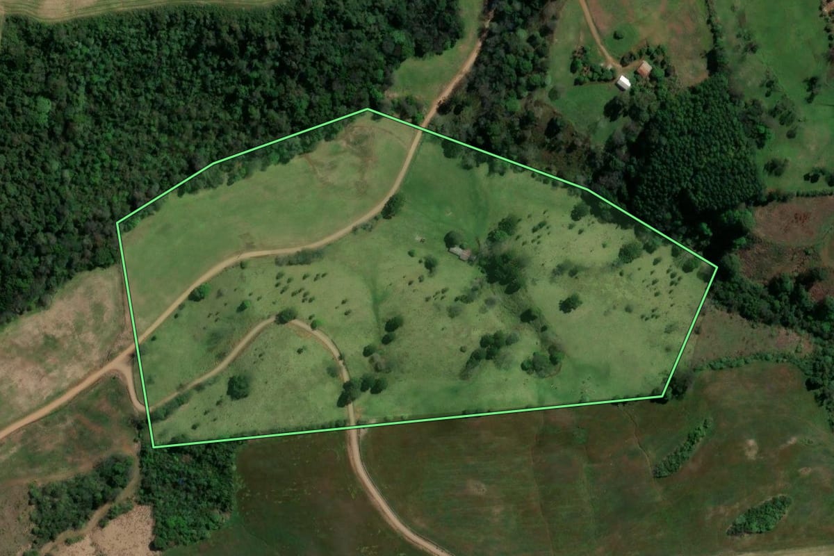 Imagem de satélite do imóvel rural em São Lourenço do Oeste (SC), com o contorno declarado no CAR desenhado por cima.