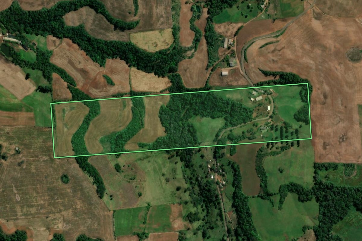 Imagem de satélite do imóvel rural em São Lourenço do Oeste (SC), com o contorno declarado no CAR desenhado por cima.