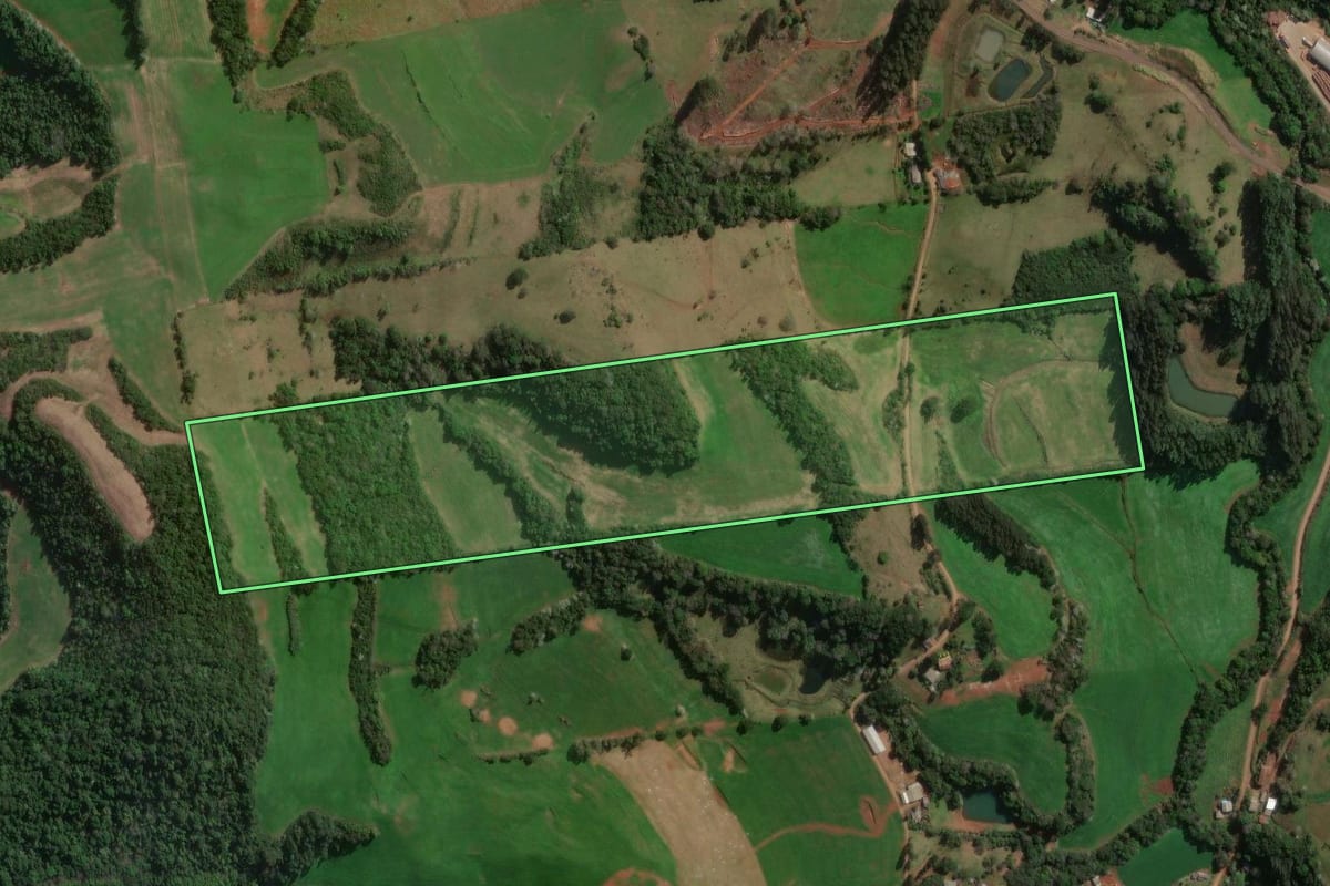 Imagem de satélite do imóvel rural em São Lourenço do Oeste (SC), com o contorno declarado no CAR desenhado por cima.
