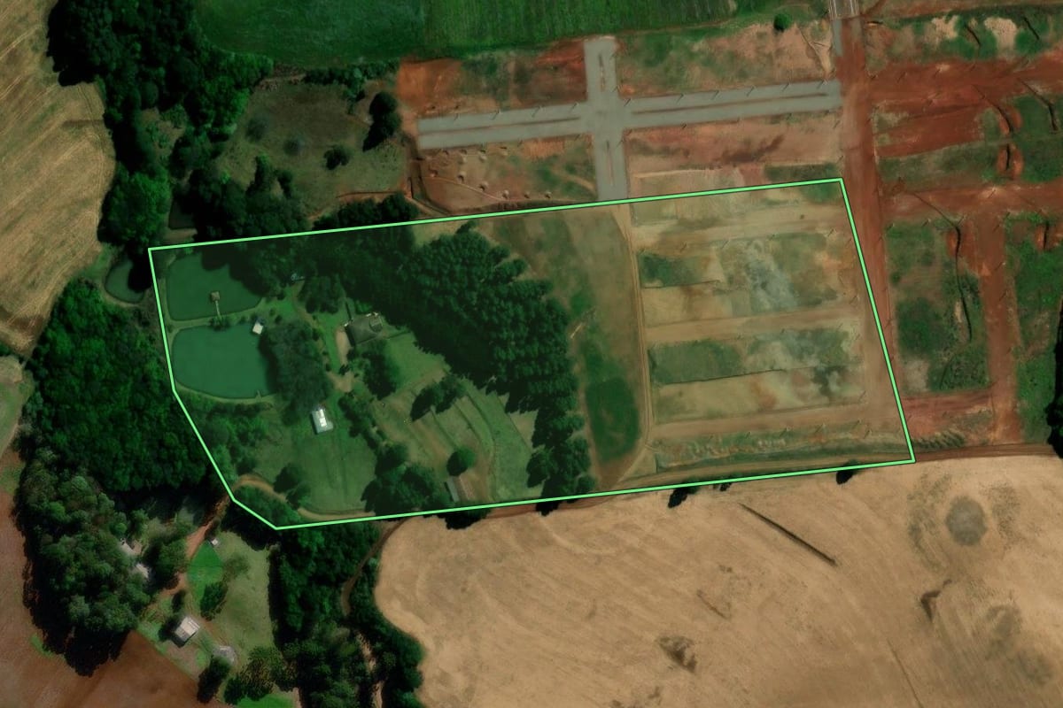 Imagem de satélite do imóvel rural em São Lourenço do Oeste (SC), com o contorno declarado no CAR desenhado por cima.