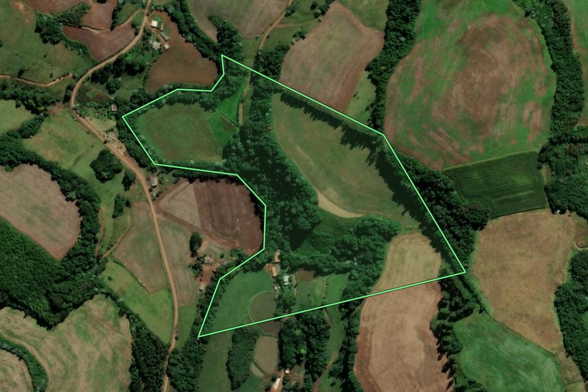 Imagem de satélite do imóvel rural em São Lourenço do Oeste (SC), com o contorno declarado no CAR desenhado por cima.
