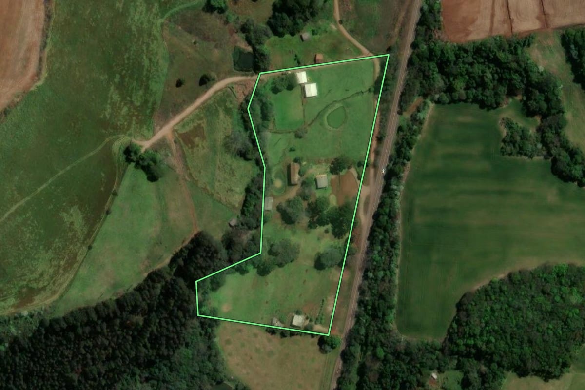 Imagem de satélite do imóvel rural em São Lourenço do Oeste (SC), com o contorno declarado no CAR desenhado por cima.