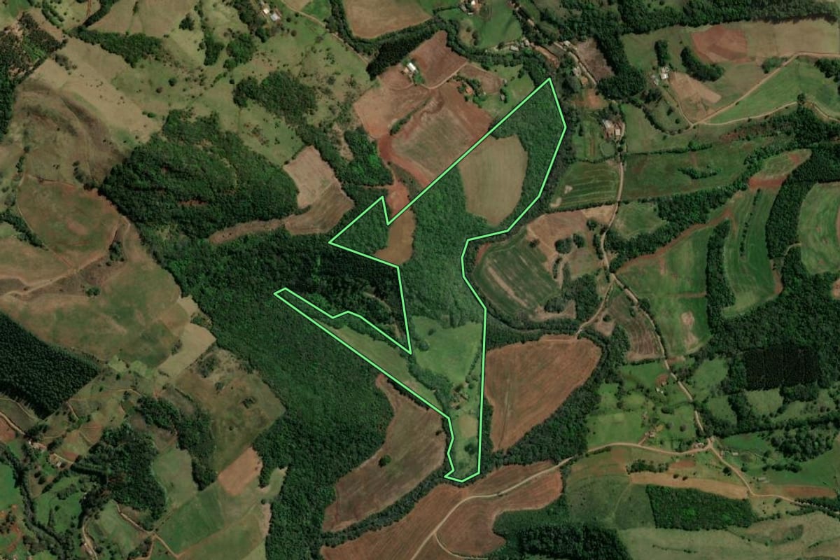 Imagem de satélite do imóvel rural em São Lourenço do Oeste (SC), com o contorno declarado no CAR desenhado por cima.