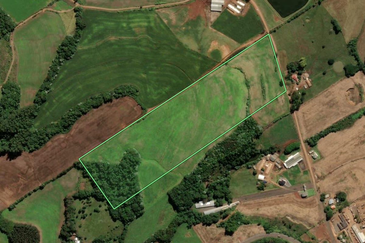Imagem de satélite do imóvel rural em São Lourenço do Oeste (SC), com o contorno declarado no CAR desenhado por cima.