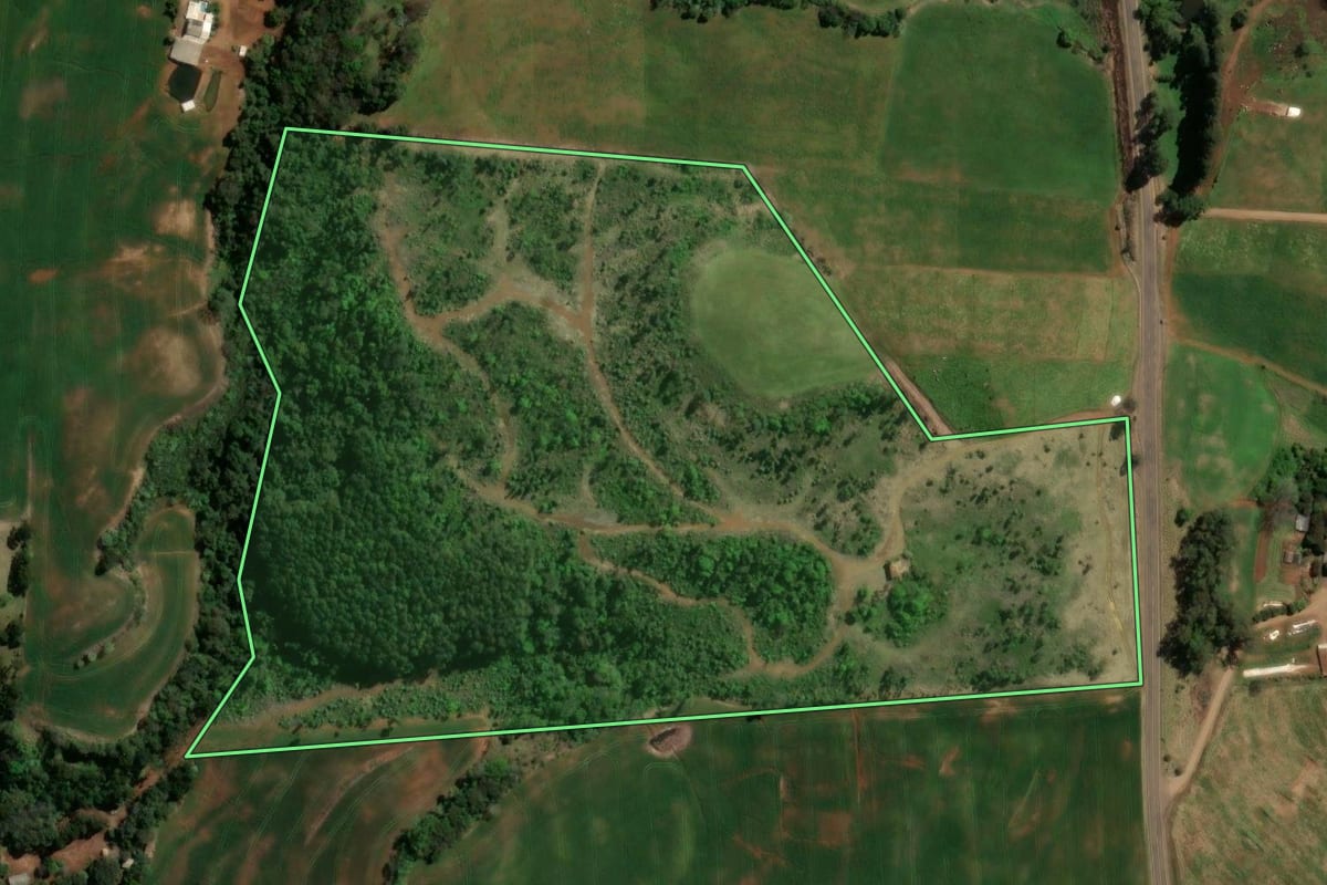 Imagem de satélite do imóvel rural em São Lourenço do Oeste (SC), com o contorno declarado no CAR desenhado por cima.