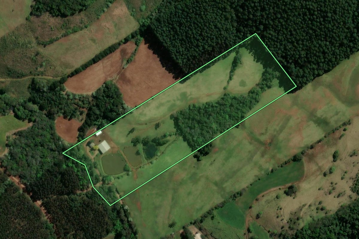 Imagem de satélite do imóvel rural em São Lourenço do Oeste (SC), com o contorno declarado no CAR desenhado por cima.