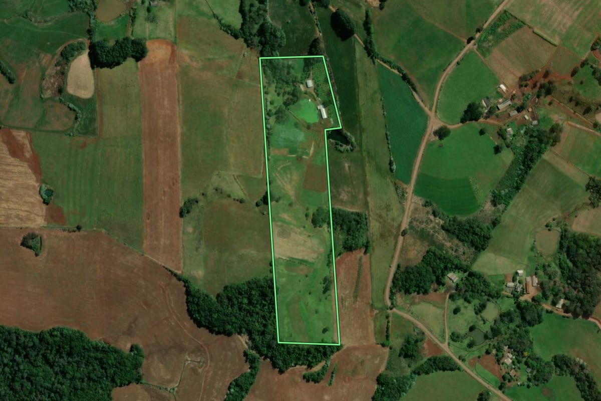 Imagem de satélite do imóvel rural em São Lourenço do Oeste (SC), com o contorno declarado no CAR desenhado por cima.