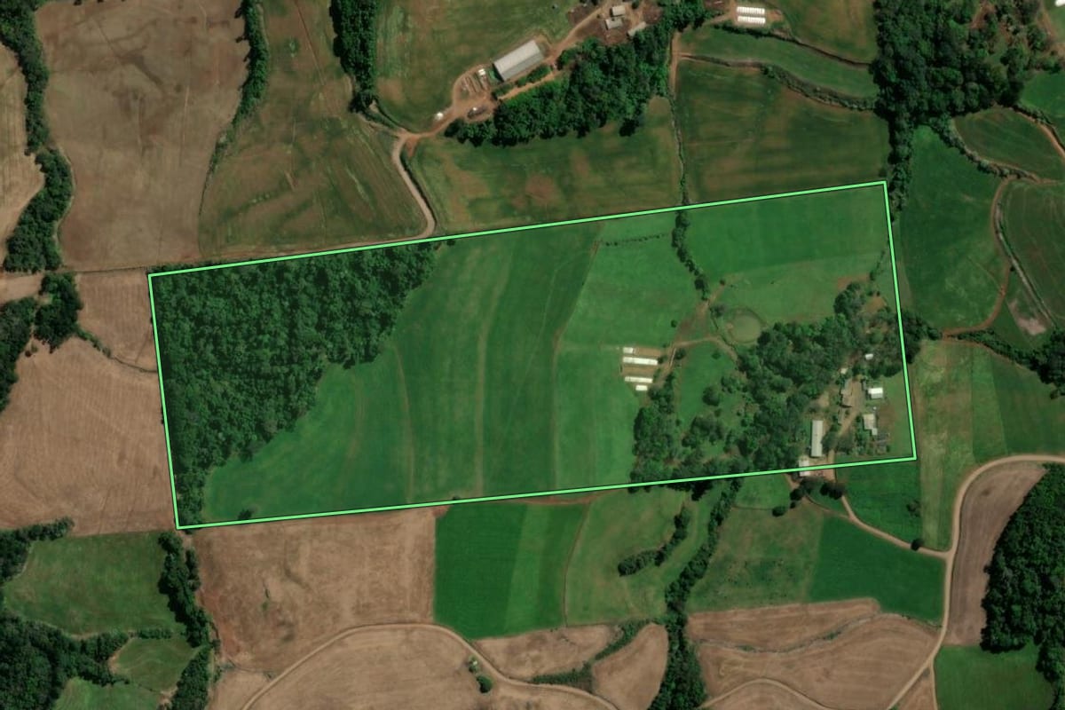 Imagem de satélite do imóvel rural em São Lourenço do Oeste (SC), com o contorno declarado no CAR desenhado por cima.