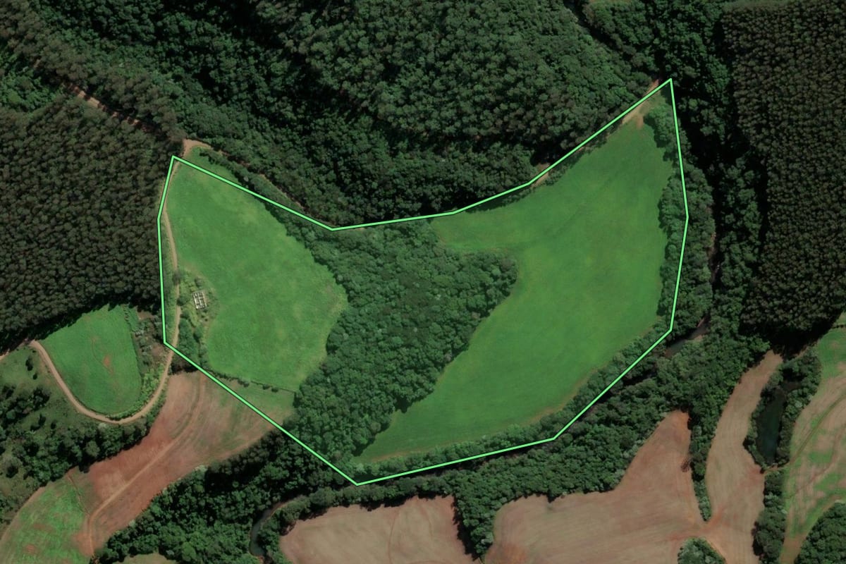 Imagem de satélite do imóvel rural em São Lourenço do Oeste (SC), com o contorno declarado no CAR desenhado por cima.