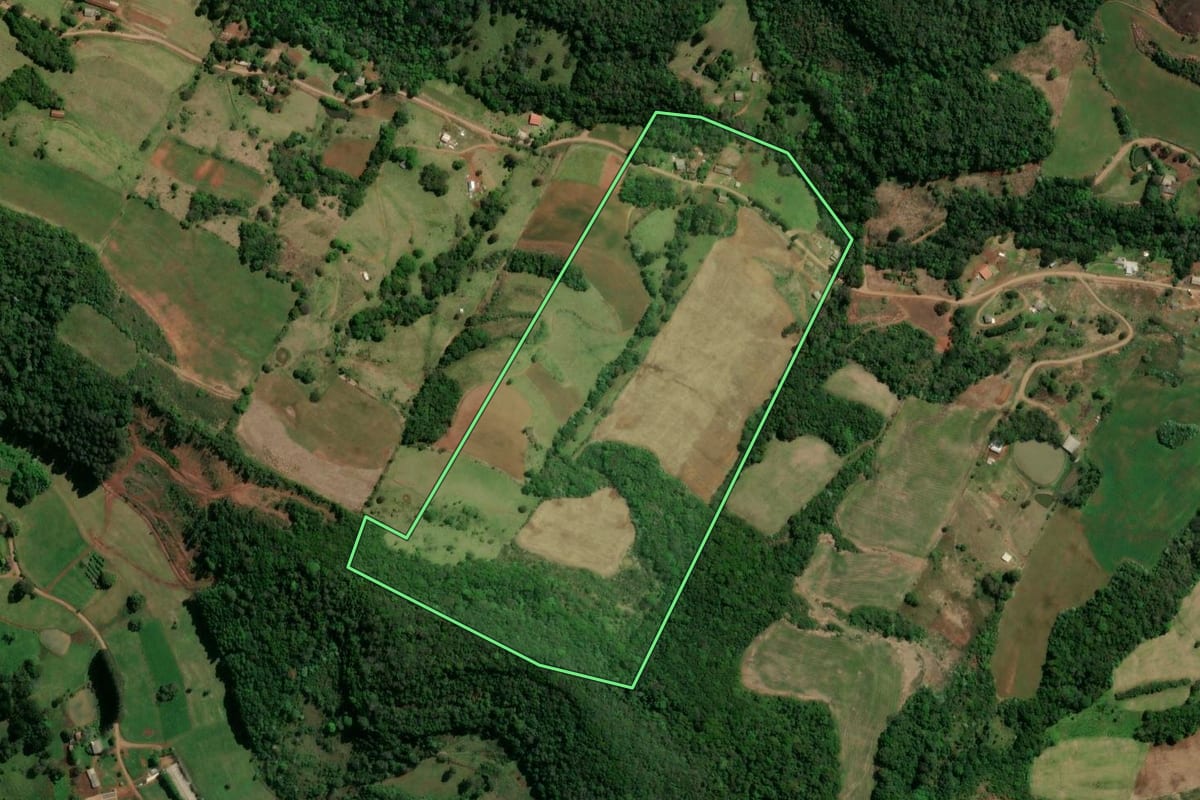 Imagem de satélite do imóvel rural em São Lourenço do Oeste (SC), com o contorno declarado no CAR desenhado por cima.