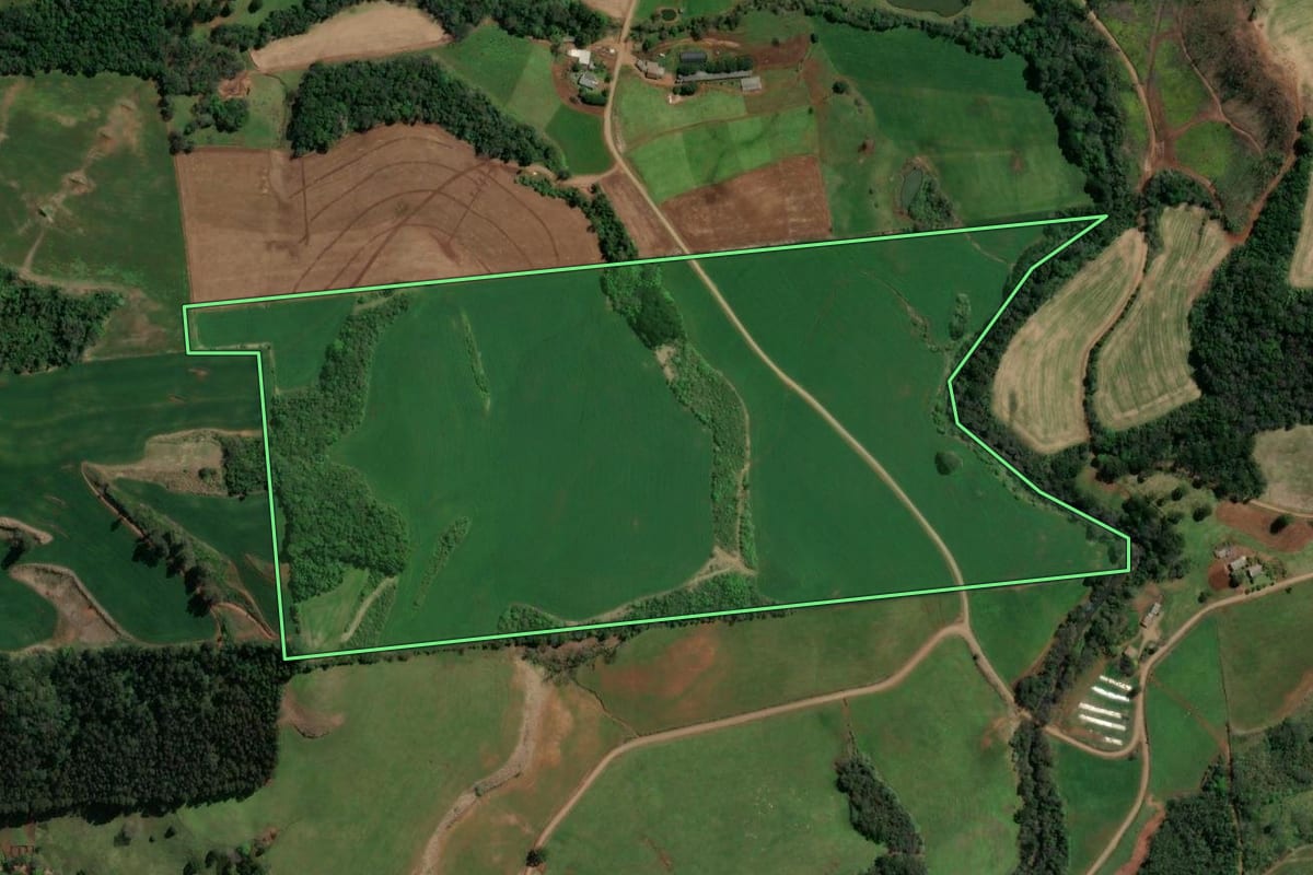 Imagem de satélite do imóvel rural em São Lourenço do Oeste (SC), com o contorno declarado no CAR desenhado por cima.