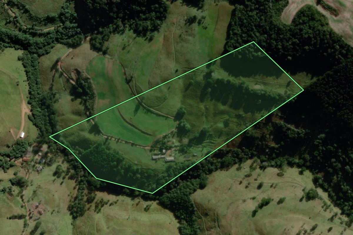 Imagem de satélite do imóvel rural em São Lourenço do Oeste (SC), com o contorno declarado no CAR desenhado por cima.