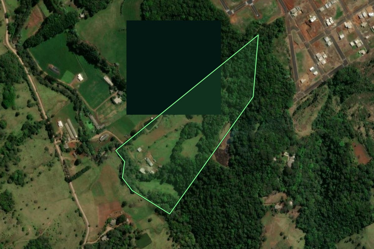 Imagem de satélite do imóvel rural em São Lourenço do Oeste (SC), com o contorno declarado no CAR desenhado por cima.