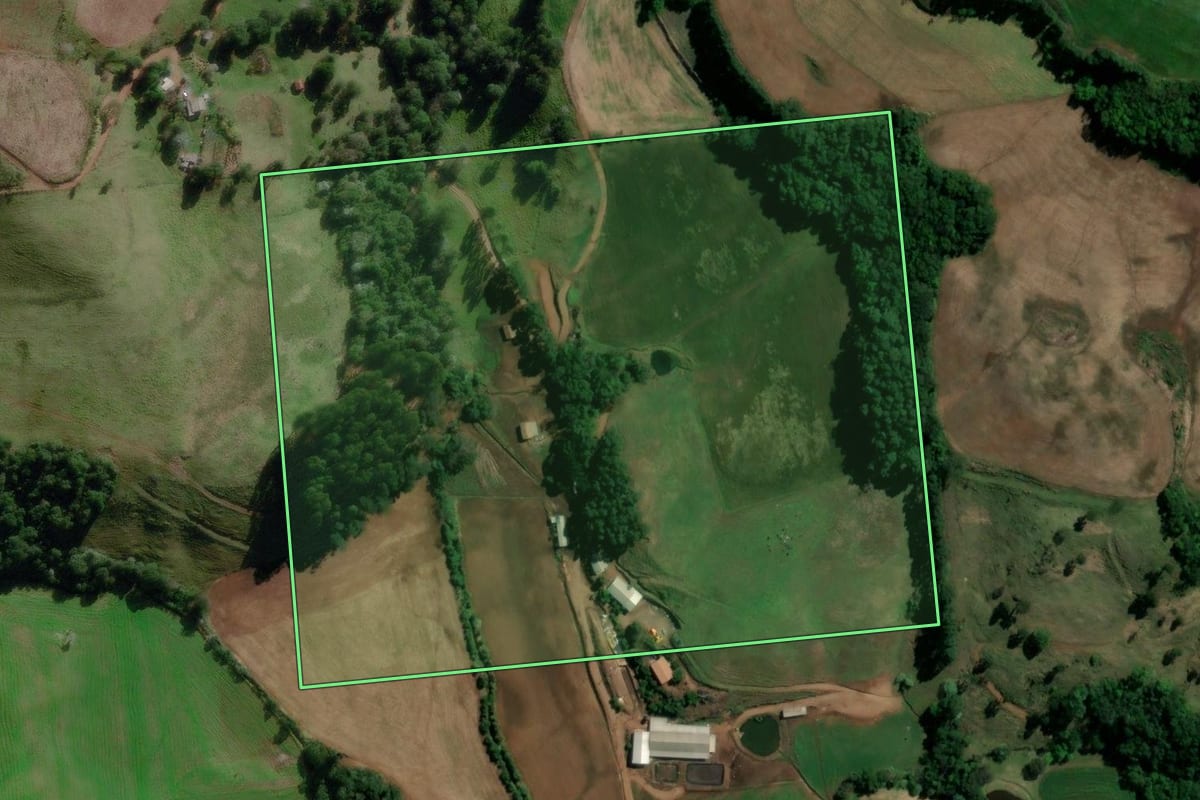 Imagem de satélite do imóvel rural em São Lourenço do Oeste (SC), com o contorno declarado no CAR desenhado por cima.