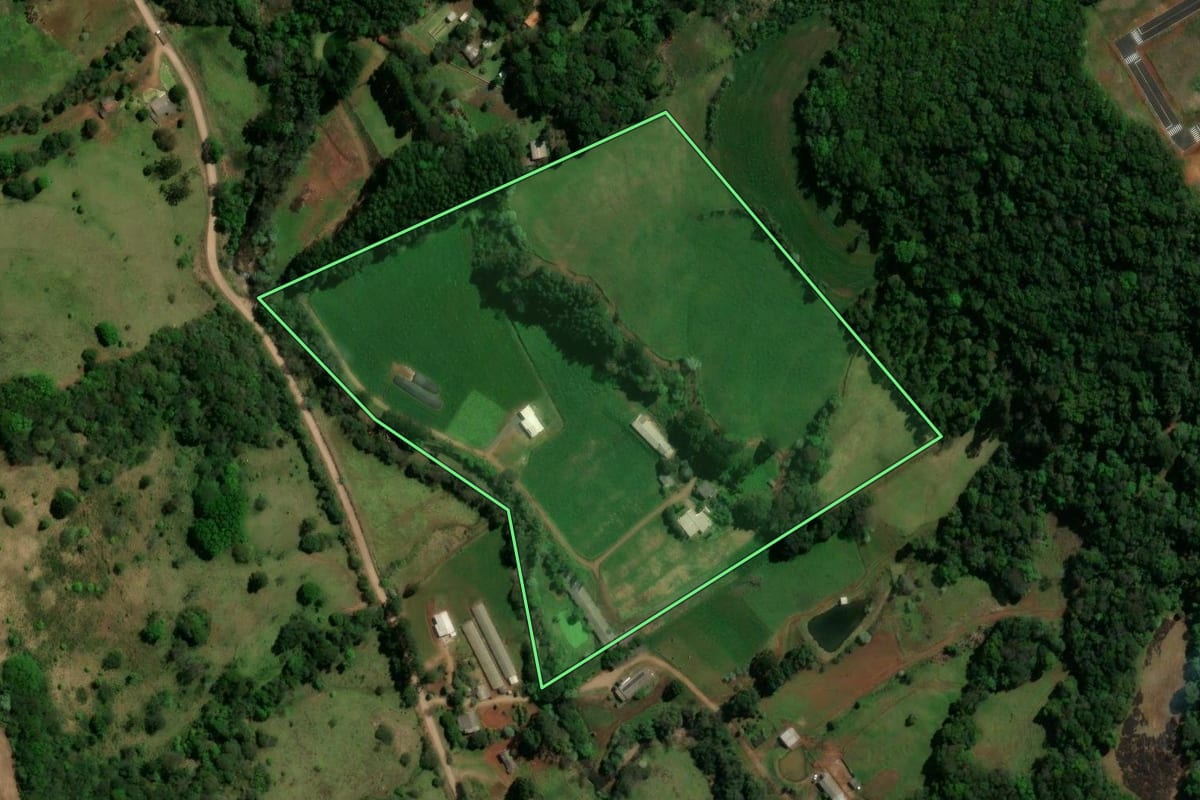 Imagem de satélite do imóvel rural em São Lourenço do Oeste (SC), com o contorno declarado no CAR desenhado por cima.