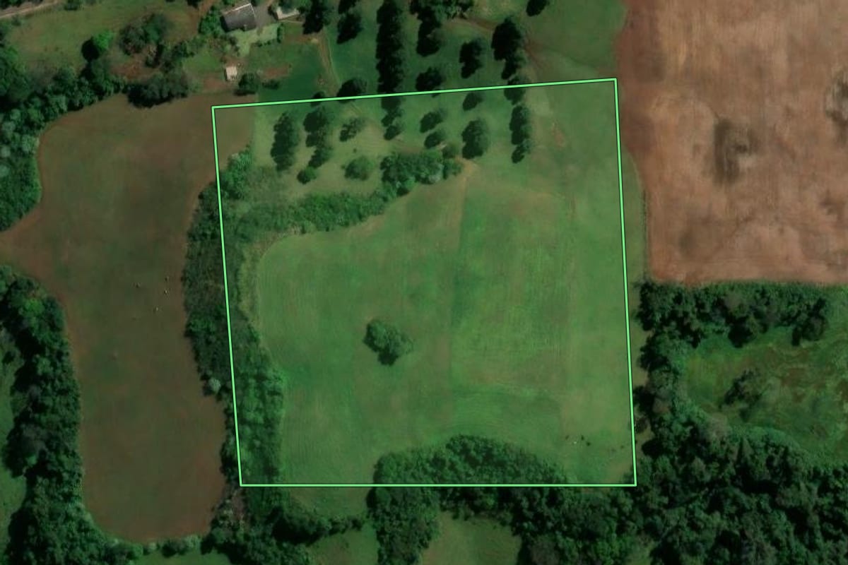 Imagem de satélite do imóvel rural em São Lourenço do Oeste (SC), com o contorno declarado no CAR desenhado por cima.