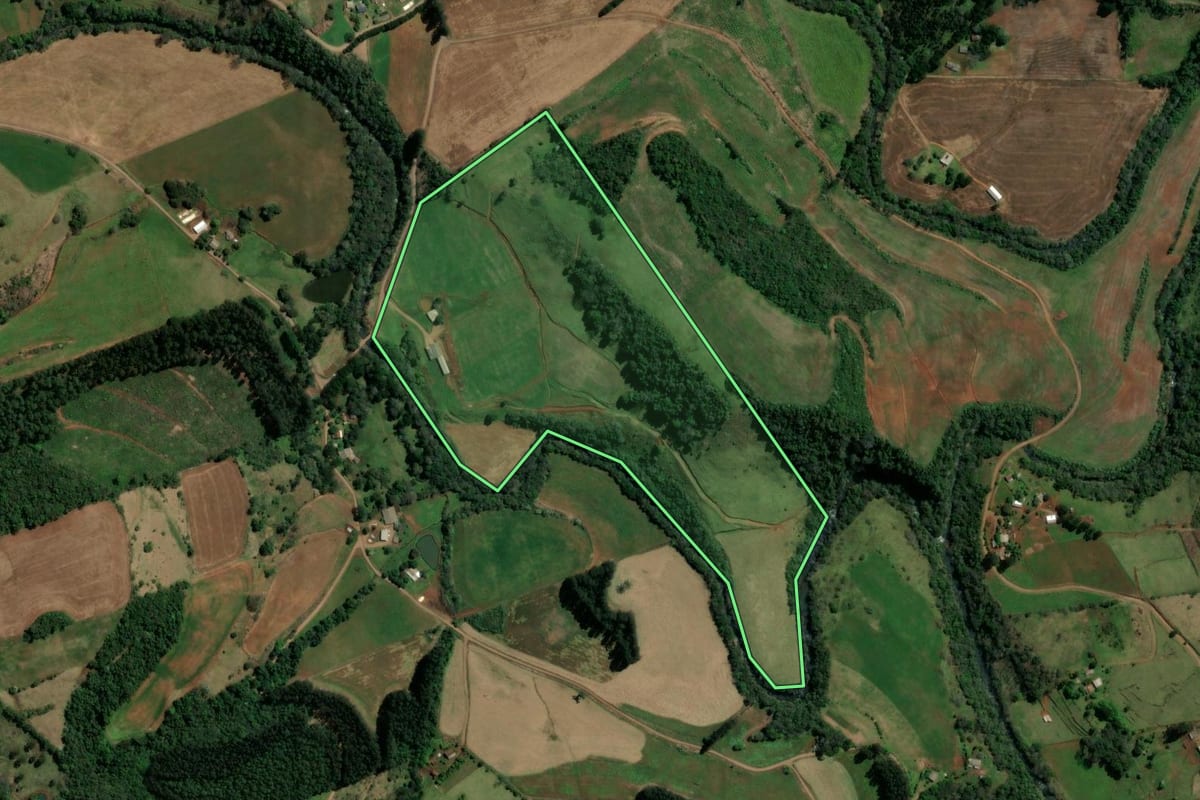 Imagem de satélite do imóvel rural em São Lourenço do Oeste (SC), com o contorno declarado no CAR desenhado por cima.