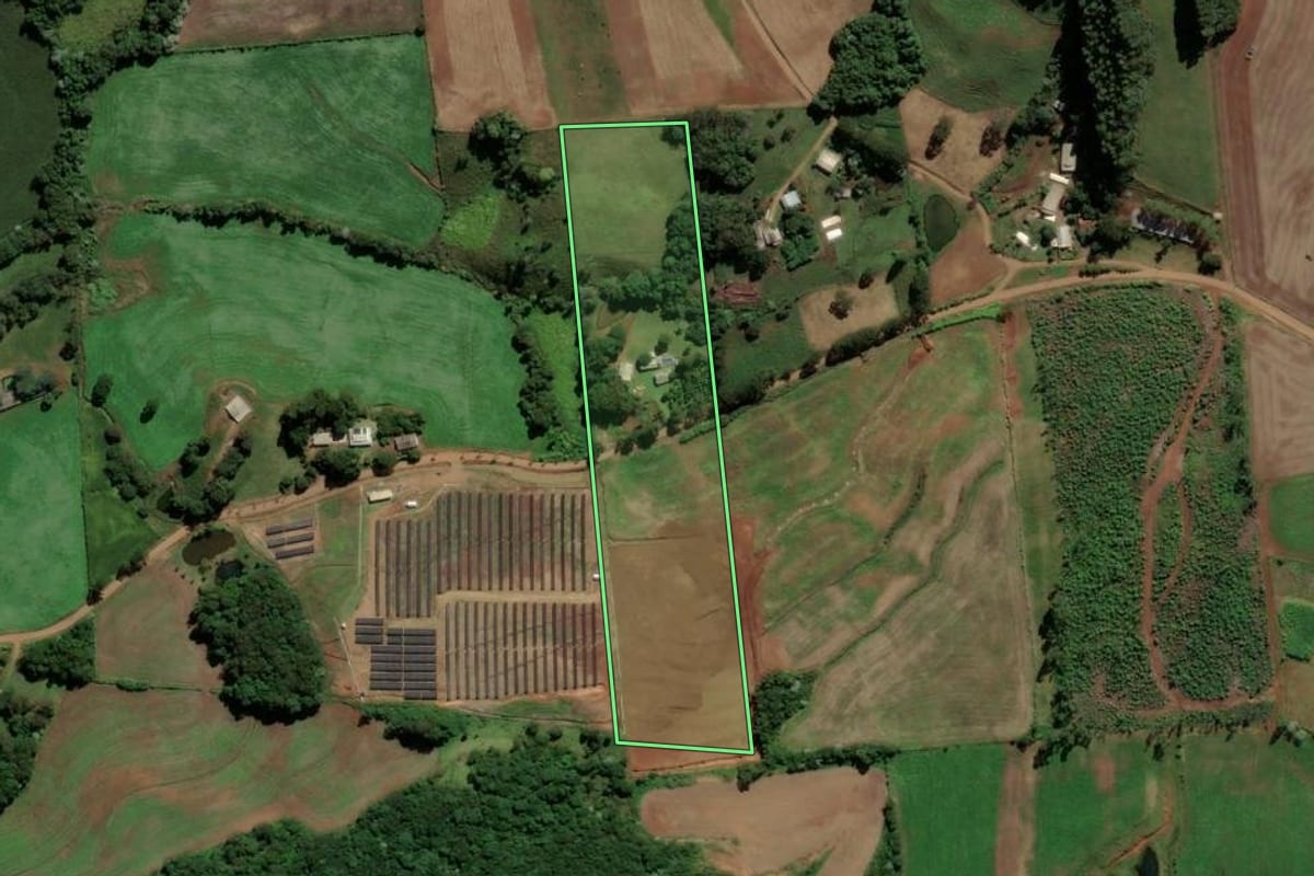 Imagem de satélite do imóvel rural em São Lourenço do Oeste (SC), com o contorno declarado no CAR desenhado por cima.