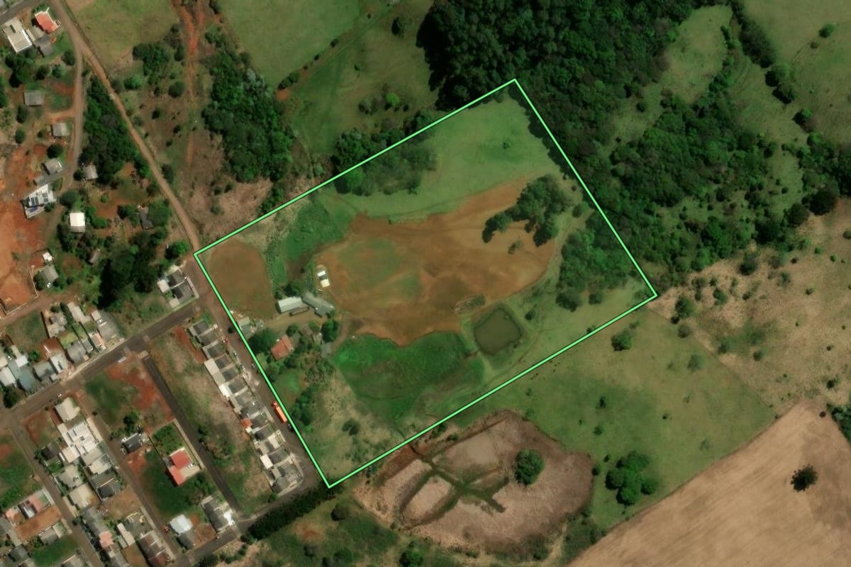 Imagem de satélite do imóvel rural em São Lourenço do Oeste (SC), com o contorno declarado no CAR desenhado por cima.