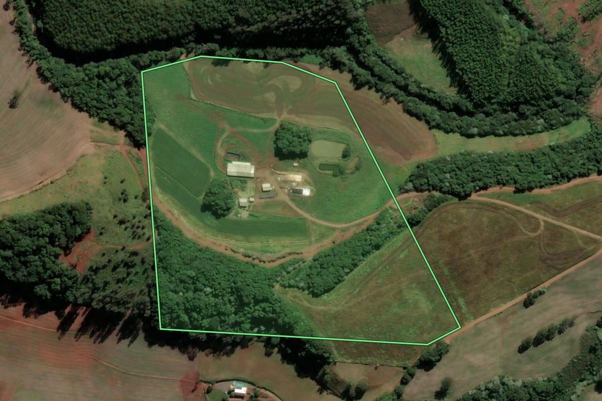 Imagem de satélite do imóvel rural em São Lourenço do Oeste (SC), com o contorno declarado no CAR desenhado por cima.