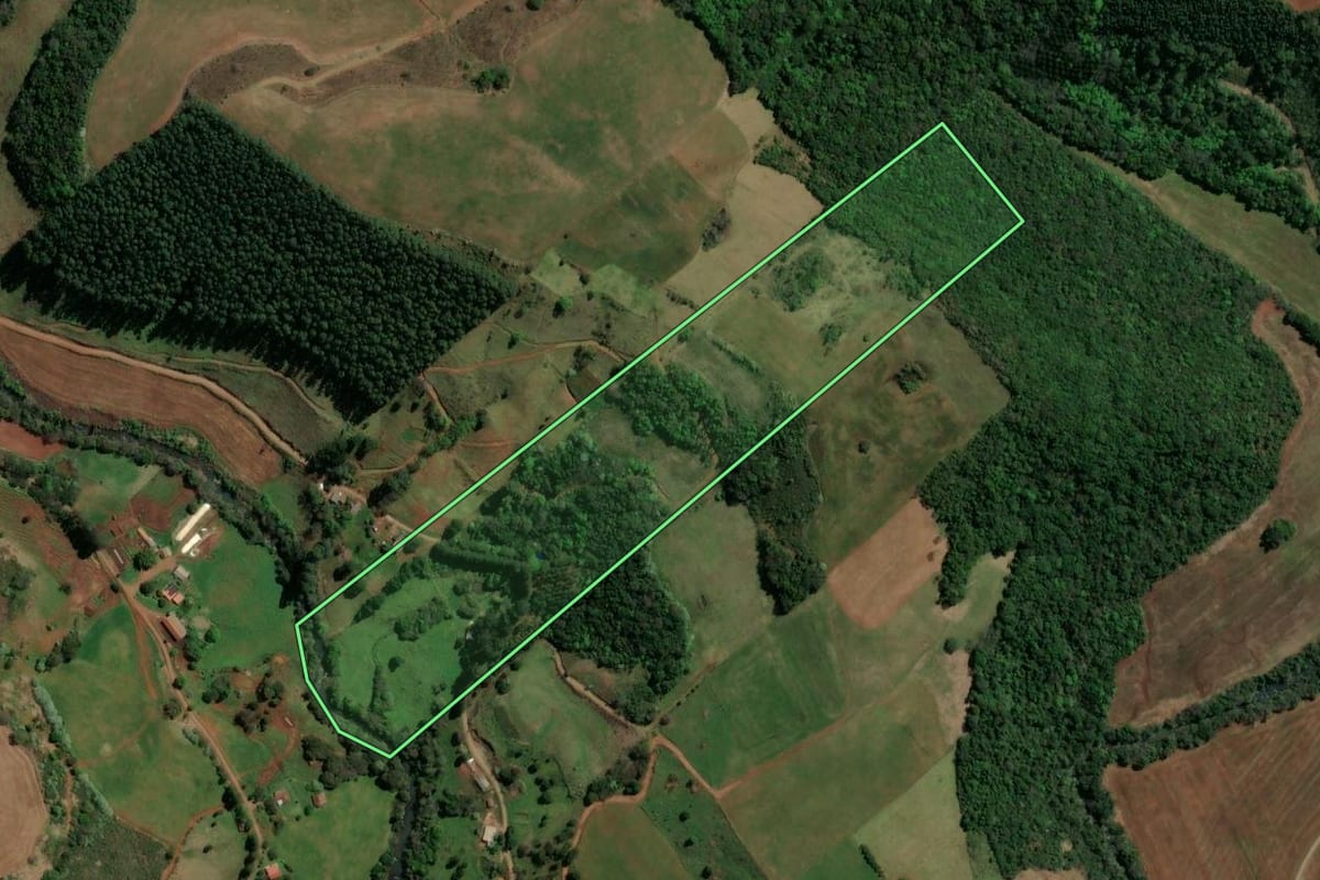 Imagem de satélite do imóvel rural em São Lourenço do Oeste (SC), com o contorno declarado no CAR desenhado por cima.