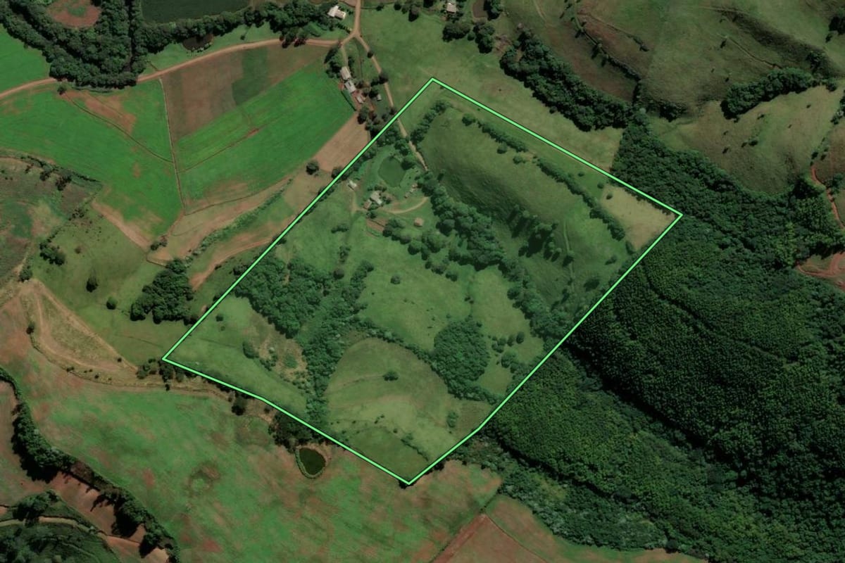Imagem de satélite do imóvel rural em São Lourenço do Oeste (SC), com o contorno declarado no CAR desenhado por cima.