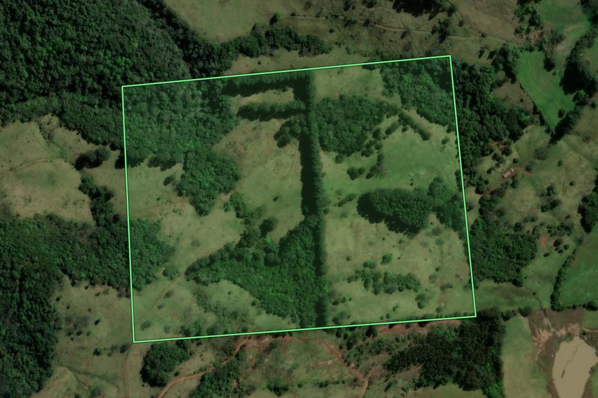 Imagem de satélite do imóvel rural em São Lourenço do Oeste (SC), com o contorno declarado no CAR desenhado por cima.