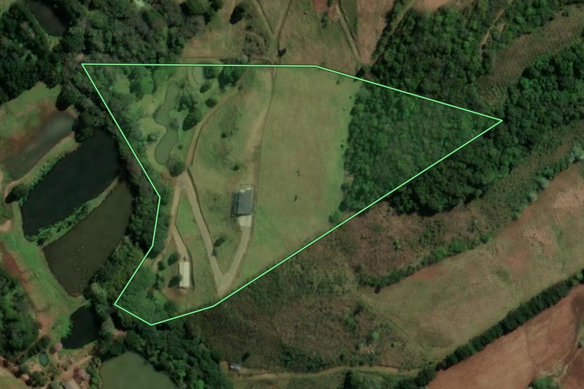 Imagem de satélite do imóvel rural em São Lourenço do Oeste (SC), com o contorno declarado no CAR desenhado por cima.