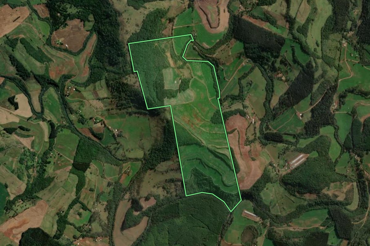 Imagem de satélite do imóvel rural em São Lourenço do Oeste (SC), com o contorno declarado no CAR desenhado por cima.