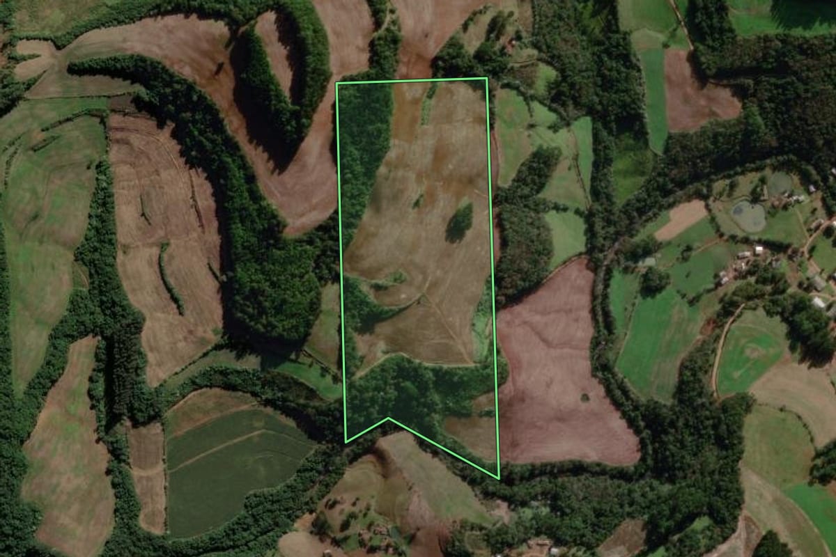 Imagem de satélite do imóvel rural em São Lourenço do Oeste (SC), com o contorno declarado no CAR desenhado por cima.
