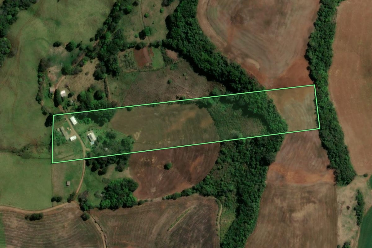Imagem de satélite do imóvel rural em São Lourenço do Oeste (SC), com o contorno declarado no CAR desenhado por cima.