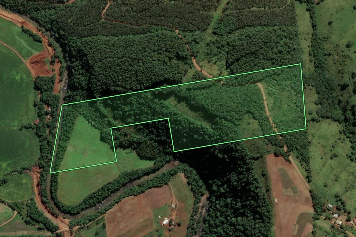 Imagem de satélite do imóvel rural em São Lourenço do Oeste (SC), com o contorno declarado no CAR desenhado por cima.