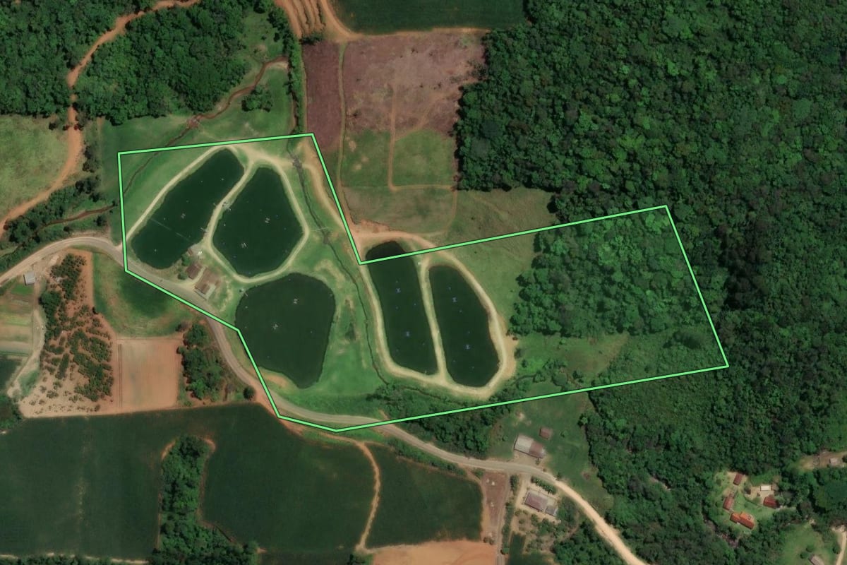 Imagem de satélite do imóvel rural em São Ludgero (SC), com o contorno declarado no CAR desenhado por cima.