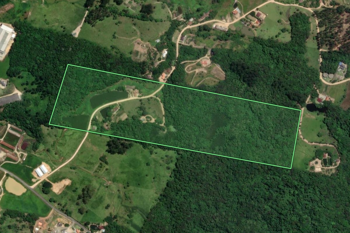 Imagem de satélite do imóvel rural em São Ludgero (SC), com o contorno declarado no CAR desenhado por cima.