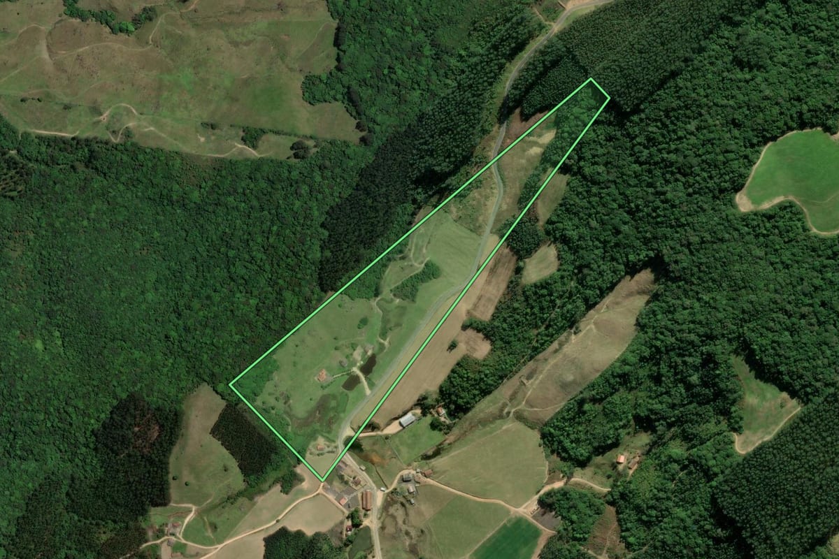 Imagem de satélite do imóvel rural em São Ludgero (SC), com o contorno declarado no CAR desenhado por cima.