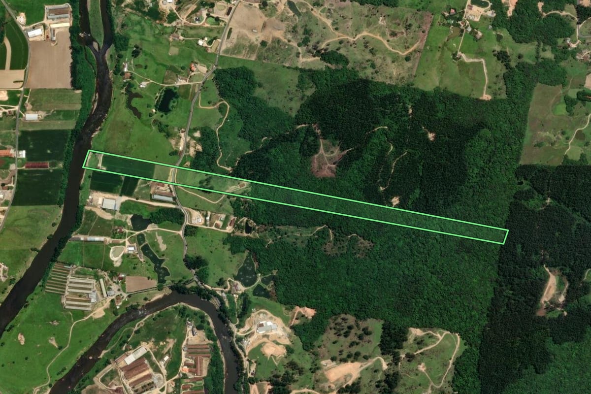 Imagem de satélite do imóvel rural em São Ludgero (SC), com o contorno declarado no CAR desenhado por cima.