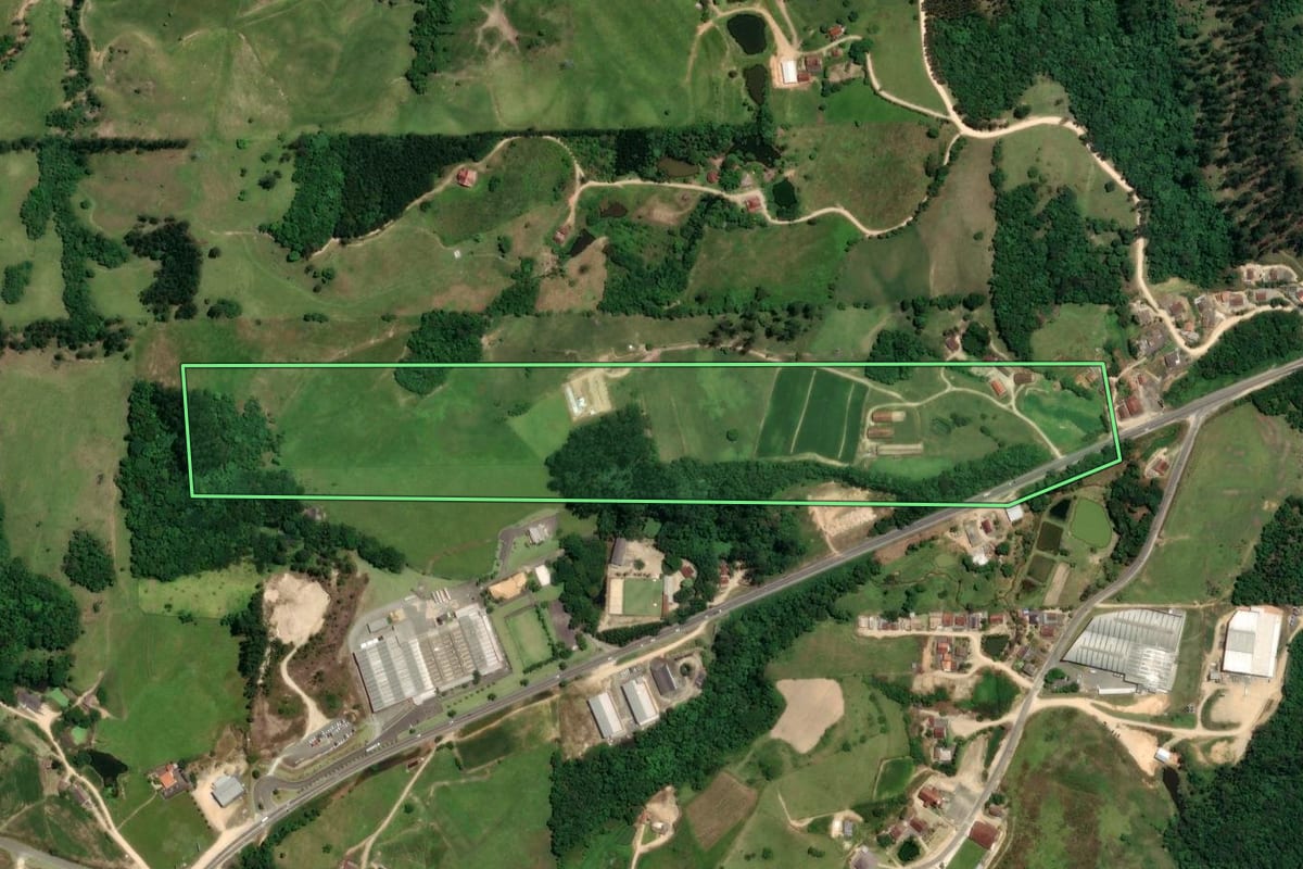 Imagem de satélite do imóvel rural em São Ludgero (SC), com o contorno declarado no CAR desenhado por cima.