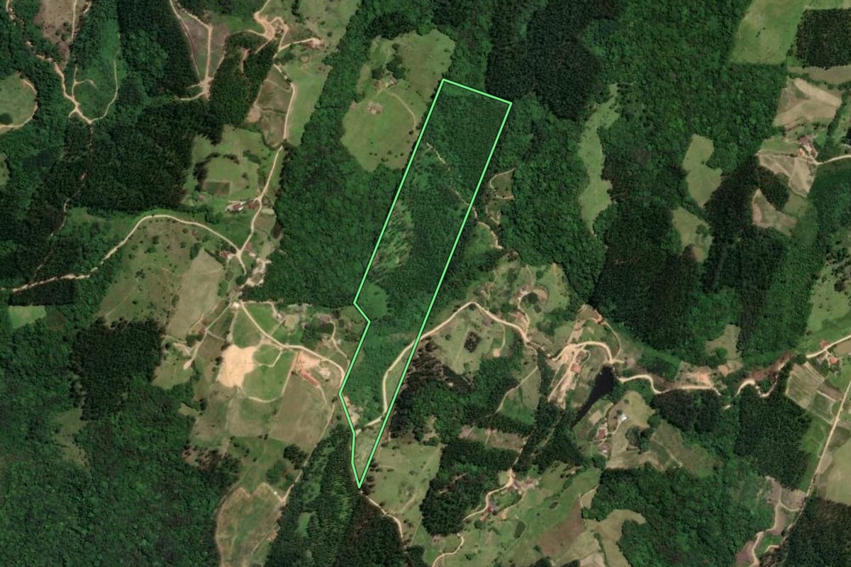 Imagem de satélite do imóvel rural em São Ludgero (SC), com o contorno declarado no CAR desenhado por cima.