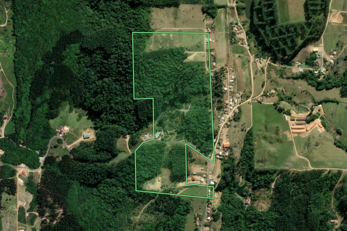 Imagem de satélite do imóvel rural em São Ludgero (SC), com o contorno declarado no CAR desenhado por cima.