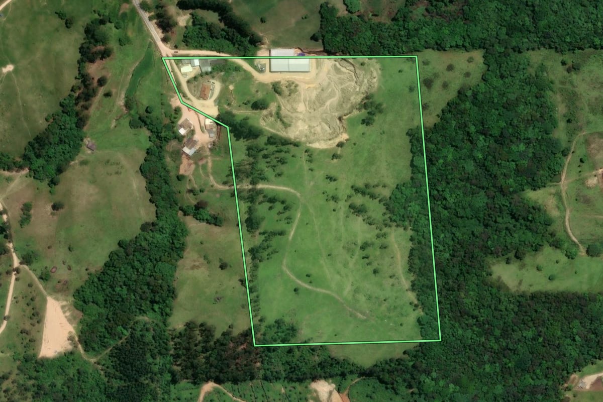 Imagem de satélite do imóvel rural em São Ludgero (SC), com o contorno declarado no CAR desenhado por cima.