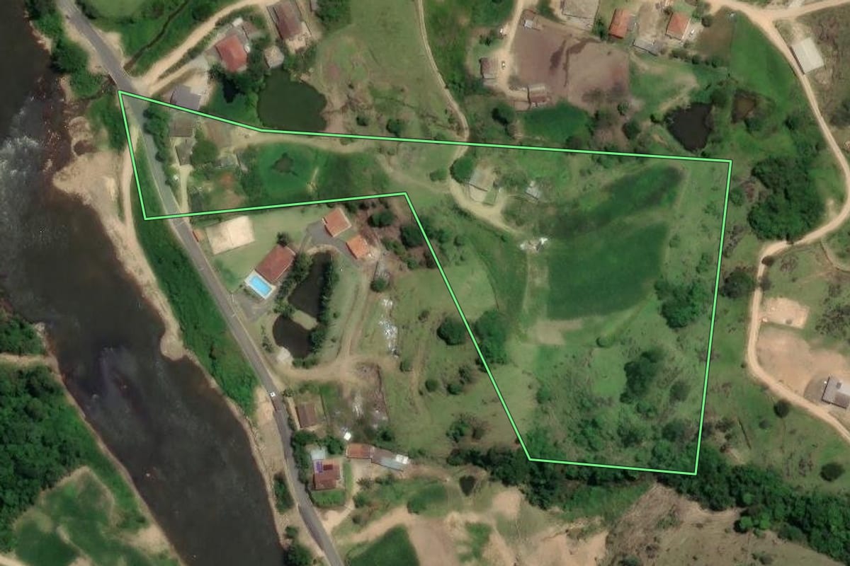 Imagem de satélite do imóvel rural em São Ludgero (SC), com o contorno declarado no CAR desenhado por cima.