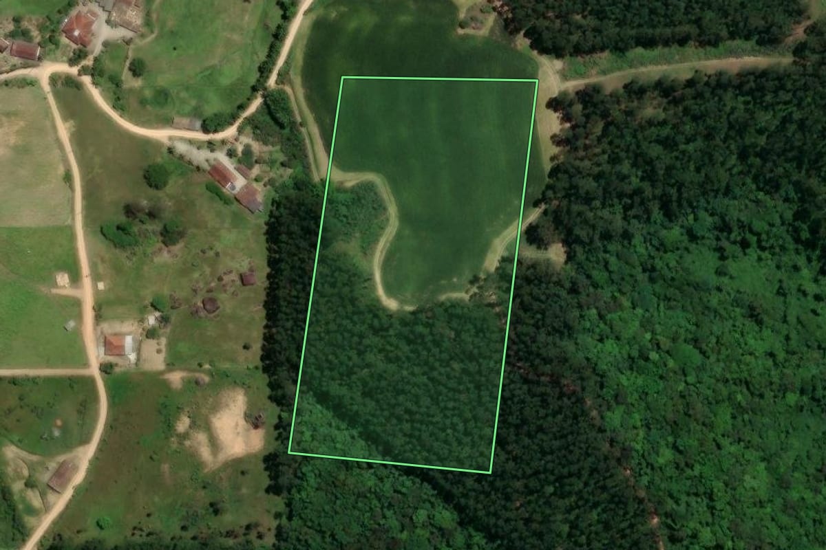 Imagem de satélite do imóvel rural em São Ludgero (SC), com o contorno declarado no CAR desenhado por cima.