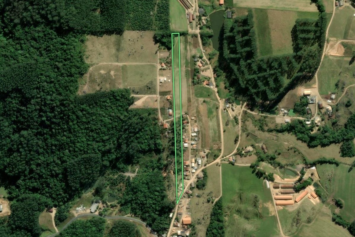 Imagem de satélite do imóvel rural em São Ludgero (SC), com o contorno declarado no CAR desenhado por cima.