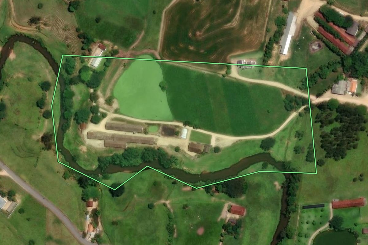 Imagem de satélite do imóvel rural em São Ludgero (SC), com o contorno declarado no CAR desenhado por cima.