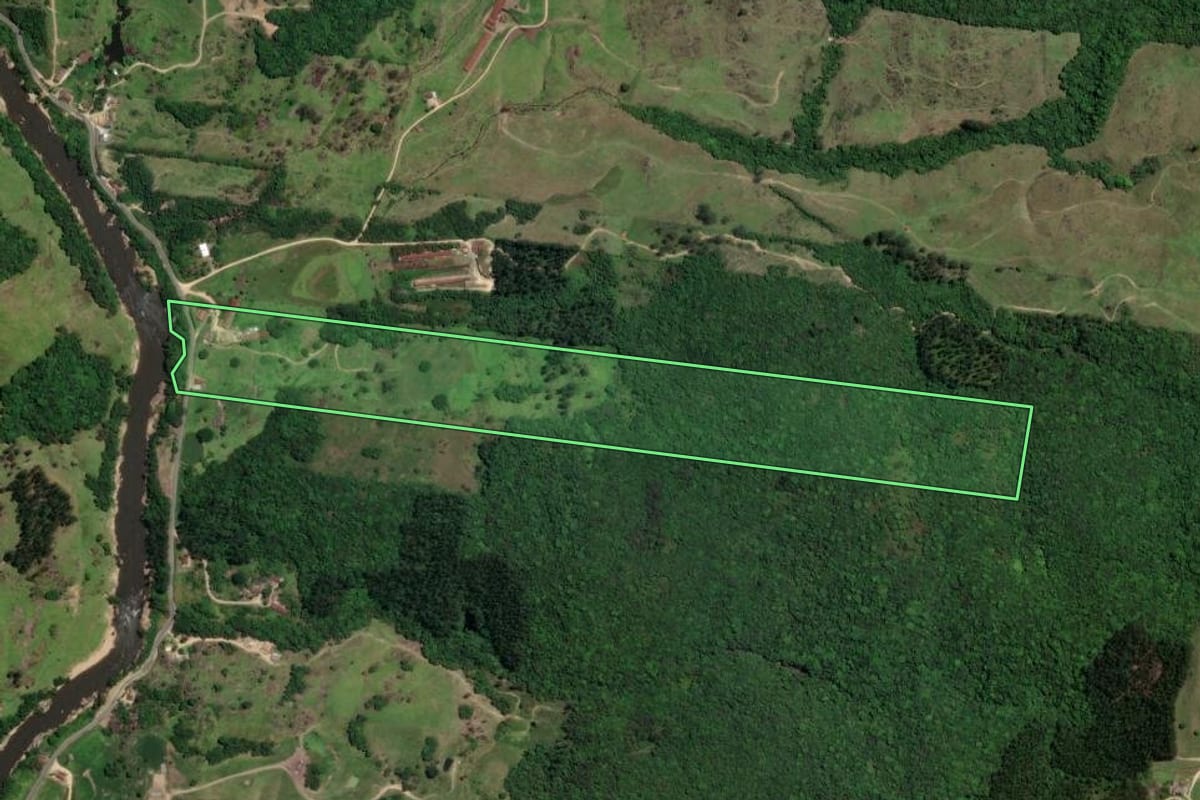 Imagem de satélite do imóvel rural em São Ludgero (SC), com o contorno declarado no CAR desenhado por cima.