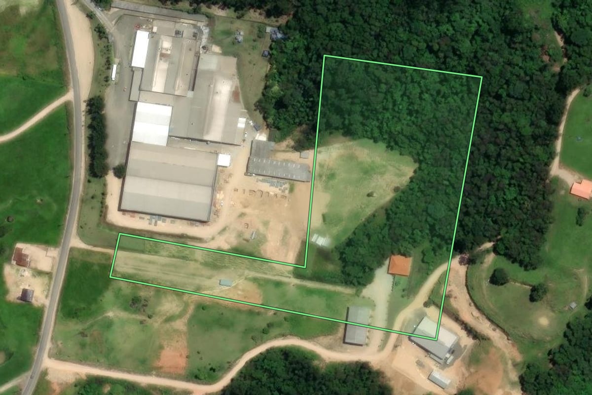 Imagem de satélite do imóvel rural em São Ludgero (SC), com o contorno declarado no CAR desenhado por cima.