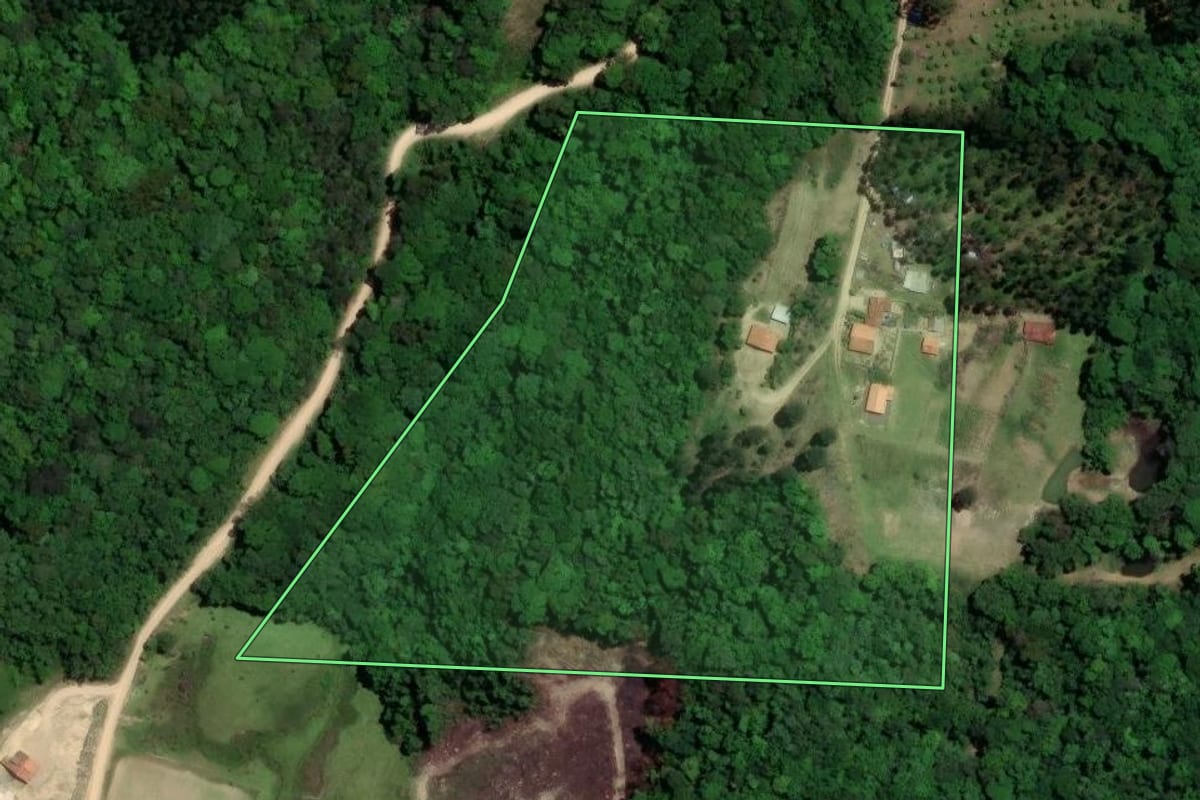 Imagem de satélite do imóvel rural em São Ludgero (SC), com o contorno declarado no CAR desenhado por cima.
