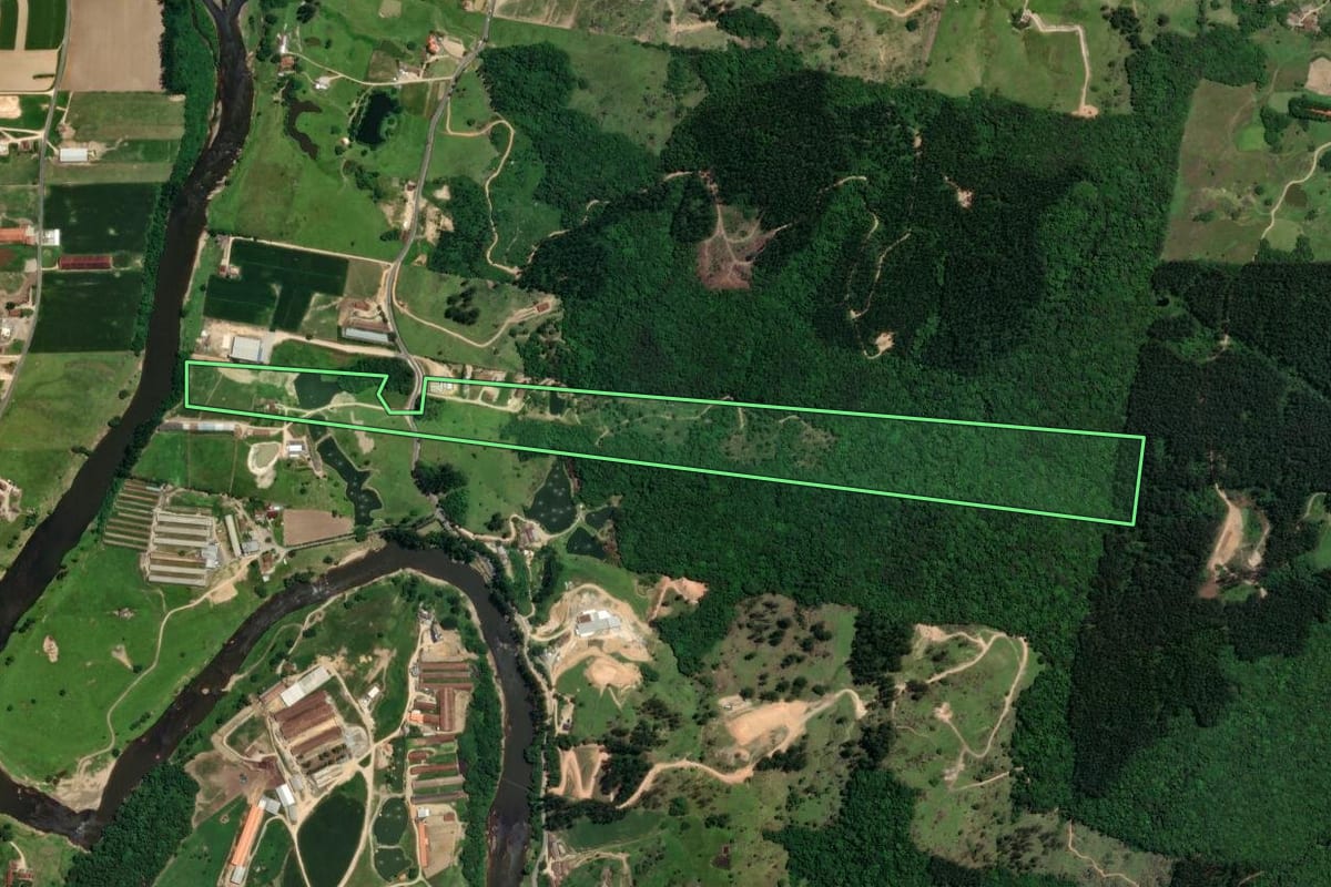 Imagem de satélite do imóvel rural em São Ludgero (SC), com o contorno declarado no CAR desenhado por cima.